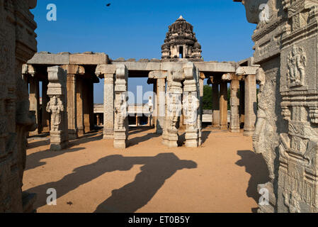 Per matrimoni o Kalyana Mantapa con scolpito pilastri monolitici in tempio Veerabhadra nel sedicesimo secolo ; Lepakshi Foto Stock