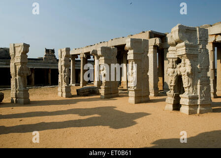 Per matrimoni o Kalyana Mantapa con scolpito pilastri monolitici in tempio Veerabhadra nel sedicesimo secolo ; Lepakshi Foto Stock
