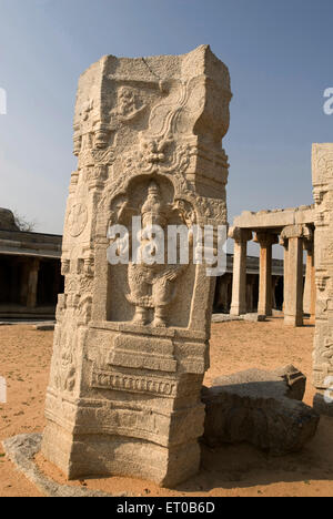Ganesha scultura in sale per matrimoni o Kalyana Mantapa con scolpito pilastri monolitici in tempio Veerabhadra ; Lepakshi Foto Stock