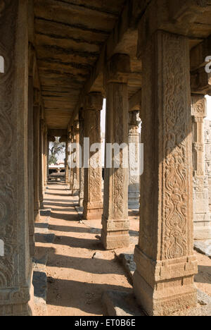 Per matrimoni o Kalyana Mantapa con scolpito pilastri monolitici in tempio Veerabhadra nel sedicesimo secolo ; Lepakshi Foto Stock