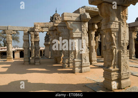 Per matrimoni o Kalyana Mantapa con scolpito pilastri monolitici in tempio Veerabhadra nel sedicesimo secolo; Lepakshi Foto Stock