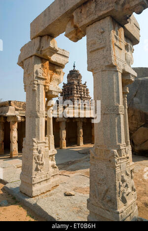 Per matrimoni o Kalyana Mantapa con scolpito pilastri monolitici in tempio Veerabhadra nel sedicesimo secolo; Lepakshi Foto Stock