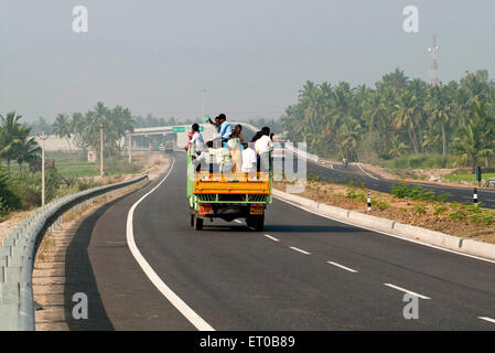 Autostrada nazionale NH7 nei pressi di Dharmapuri ; Tamil Nadu ; India Foto Stock