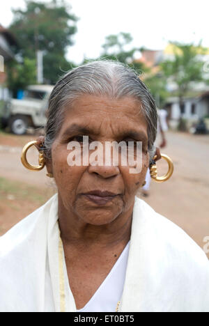 Kunukku, anello orafa, antichi gioielli cristiani in Keralite, orecchini tondi in oro, indossati da vecchia signora siriana tradizionale, Kerala, India, Asia Foto Stock