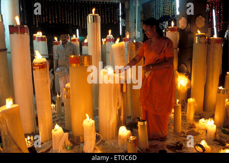 Accendendo candele, Muthappan Thiruvoppana Festival, Santa Croce Santuario Chiesa, Syro Malabar Chiesa, Mapranam, Irinjalakuda, Thrissur, Kerala, India Foto Stock