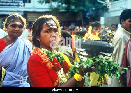 Donna devoto che tiene fuoco pentola, festival Mariamman ; Coimbatore ; Tamil Nadu ; India, asia Foto Stock