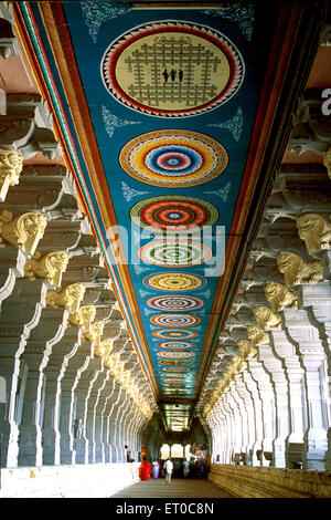 Corridoio a soffitto dipinto , tempio Ramanathaswamy ; Tempio di Arulmigu Ramanathaswamy , Rameswaram, Rameshvaram ; Tamil Nadu ; India, asia Foto Stock