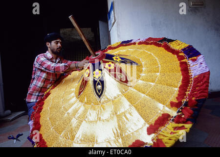 L'uomo facendo ombrello in Chindadripet ; Madras Chennai ; Tamil Nadu ; India n. MR Foto Stock