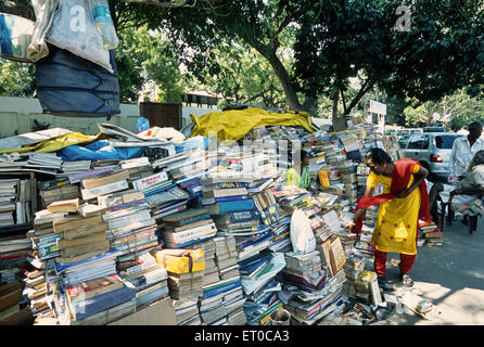 Vecchio libro sulla piattaforma a Mylapore ; Madras Chennai ; Tamil Nadu ; India Foto Stock