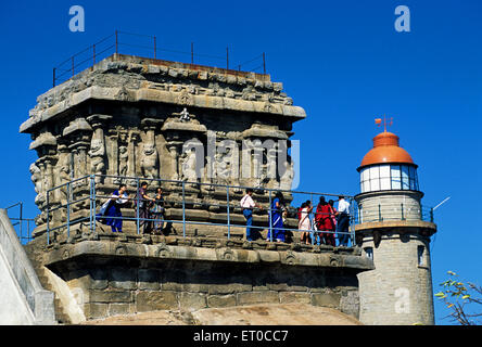 Tempio Olakkanatha con il vecchio e il nuovo faro a Mahabalipuram Mamallapuram ; Tamil Nadu ; India Foto Stock