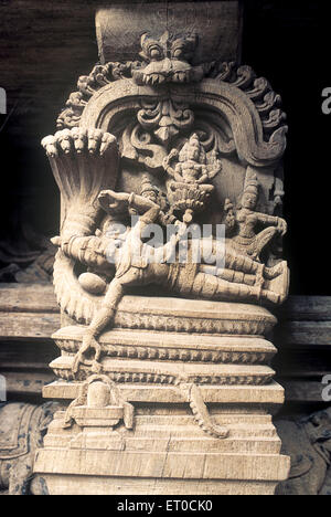 Ananthapadmanabha vishnu dormendo su serpente scultura in legno nel vecchio tempio chariot a Madurai ; Tamil Nadu ; India ; asia Foto Stock