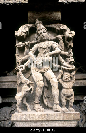 Gangala murthy uno dei sessanta quattro forme di signore Shiva intaglio del legno statue in vecchio tempio carro a Madurai Foto Stock