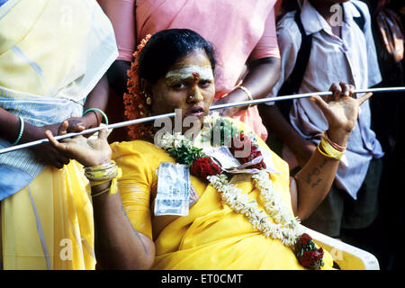 Donna piercing asta di ferro attraverso le guance lo scarico di voto in festival Mariamman ; Tamil Nadu ; India n. MR Foto Stock