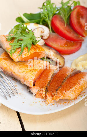 Grigliate di carni samon filetto di manzo con verdure insalata di rucola pomodoro mushroomsand paprika sulla parte superiore Foto Stock