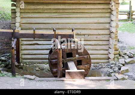 Ruota in legno di un antico mulino ad acqua in open-air museum,Ucraina.Lvov Foto Stock