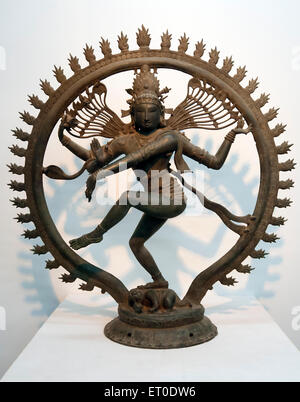Statua di bronzo di Nataraja , dio indù Shiva Tandava Tandav Tandavam danza , Kankoduthavanitham , Tanjore , Thanjavur , Tamil Nadu , India Foto Stock