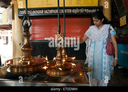 Donna versando olio in diya in kali bhagavathy tempio ; Kodungallur ; Kerala ; India Signor#777L Foto Stock