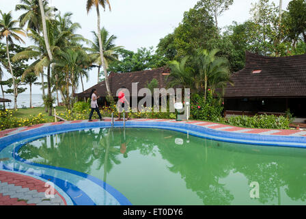 Giovane a piedi la piscina nel lago heritage resort ; Kuttanad ; Alleppey Alappuzha ; Kerala ; India Signor#777K;777L Foto Stock