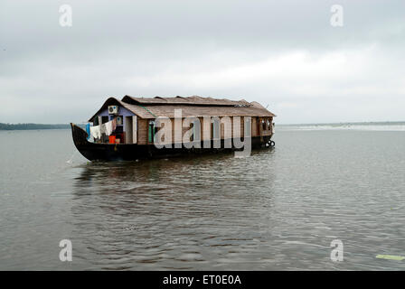 Casa gallegante in backwaters, Kuttanad, Alleppey, Alappuzha, Kerala, India, Asia Foto Stock