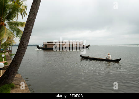 Houseboat nelle backwaters di Kuttanad ; Alleppey Alappuzha ; Kerala ; India Foto Stock