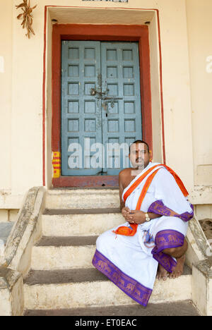 Sri Kanchi Kamakshi Amman Temple Priest, Kamakshi Amman Temple, Kanchipuram, Kanchi, Kancheepuram, Tamil Nadu, India, Asia, MR 777A Foto Stock