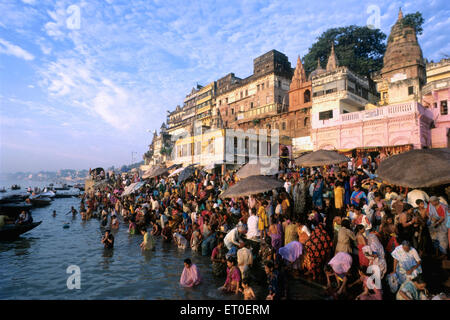 Ghats Fiume Ganga di sunrise è considerato di buon auspicio e la purificazione di Varanasi Uttar Pradesh, India Foto Stock