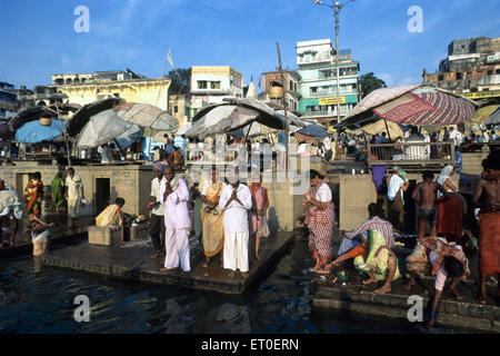 Persone che pregano Dio sole, Kashi, Banaras, Varanasi, Uttar Pradesh, India, Asia Foto Stock