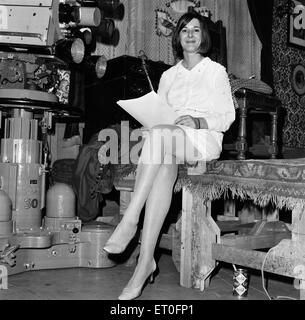 Verity Lambert fotografato alla BBC TV sede, Shepherds Bush. Verity è un produttore televisivo. Il 25 luglio 1968. Foto Stock