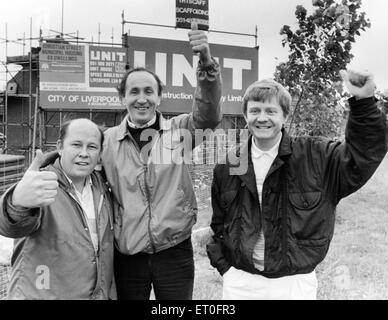 I membri della Comunità di Gerard alloggiamento Tenant regime di partecipazione, segretario Joe Ker, presidente John McShane e design presidente Joe Linnet, sul sito di nuove case in costruzione appena attraversata la strada da Gerrard giardini. Gerard giardini era un casamento blocco nel centro di Liverpool, progettato e costruito negli anni trenta del novecento. Il 7 agosto 1986. Foto Stock