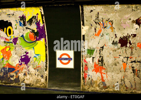 Torn Posters , Elephant and Castle , Stazione della Metropolitana , Londra , Southwark , Inghilterra , Regno Unito Foto Stock