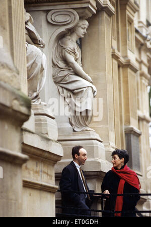 (Vecchio) Biblioteca Centrale, Hayes, Cardiff, Trinity Street entrata principale, statue scolpite da William W Taylor, modellato da sua moglie e che rappresenta lo studio e la retorica. Precedentemente noto come il Cardiff libreria gratuita. Foto di Sally Medlyn , Direttore della vecchia libreria, circa 1998. Foto Stock