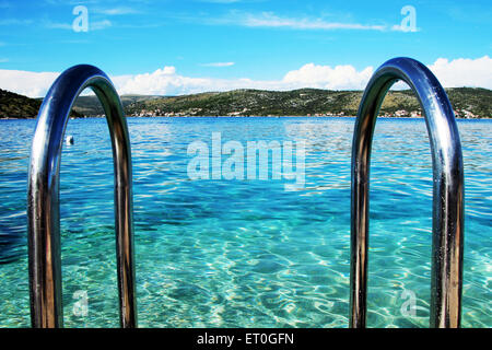 Corrimano in piscina vicino al mare Foto Stock