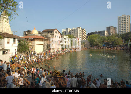 Persone che si esibiscono in puja su Pitri Paksha ; Sarvapitri Amavasya in serbatoio d'acqua di Banganga ; Walkeshwar ; Malabar Hill ; Bombay ; Mumbai ; India ; Asia Foto Stock