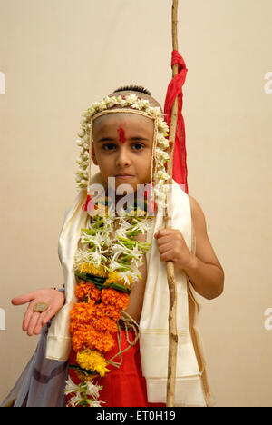 Indian testa calva bambino di otto anni sulla filettatura cerimonia - Modello di Rilascio numero # 721 Foto Stock