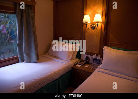 Interno della camera da letto nel lussuoso treno indiano Deccan Odyssey Bombay Mumbai Maharashtra India Foto Stock