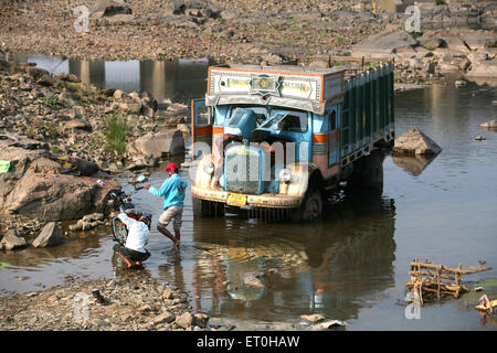 Indian rurale uomini lavaggio camion villaggio stagno, Ranchi, Jharkhand, India, vita indiana Foto Stock