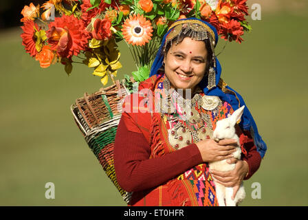 Le donne in abito tradizionale azienda coniglio a khajjiar ; Himachal Pradesh ; India Signor#721 Foto Stock