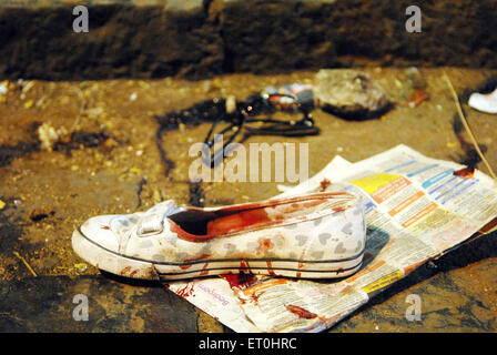 Una scarpa con macchie di sangue al CST stazione ferroviaria attaccato da Deccan Mujahideen terroristi nel sud di Mumbai Bombay ; Maharashtra Foto Stock