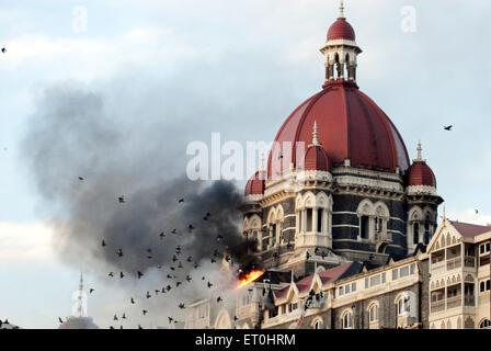 Taj Mahal hotel bruciare dopo che è stato attaccato da Deccan Mujahideen terroristi nel sud di Mumbai Bombay ; Maharashtra Foto Stock