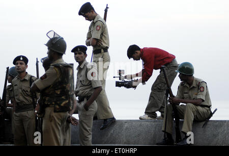 Photographer di notizie e forze di polizia in attesa di lotta Deccan Mujahideen terroristi in Oberoi (Trident hotel) Nariman Point ; Mumbai Foto Stock