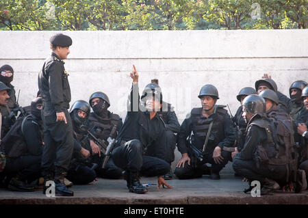 La sicurezza nazionale guardie commandoes NSG ottenere pronto per combattere Deccan Mujahideen terroristi in hotel Taj Mahal ; Mumbai Foto Stock