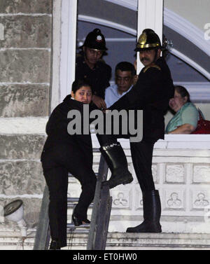 Vigili del Fuoco scaletta officer di liberazione di ostaggi finestra del Taj Mahal Hotel durante Deccan Mujahedeen attentato terroristico Mumbai India Foto Stock