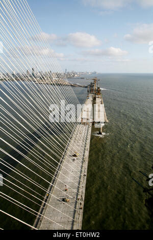 Vista in costruzione Bandra Worli mare carreggiata di collegamento ponte strallato ; Bombay Mumbai Foto Stock