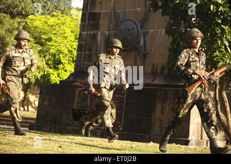 Soldati dell'esercito indiano, Taj Mahal Hotel, attacco di 2008 Mumbai, attacco terroristico, attacco terroristico, Bombay, Mumbai, Maharashtra, India, 26th Nov 2008 Foto Stock