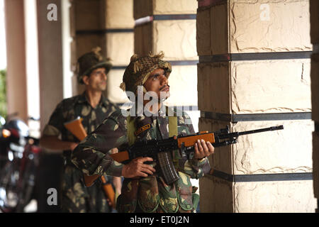 Indiano esercito personale prendendo posizione hotel Taj Mahal durante l attacco terroristico da Deccan Mujahideen ; Bombay Foto Stock