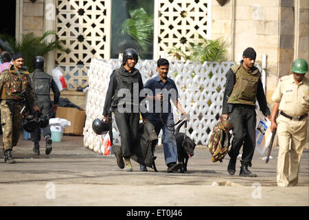 Guardie di sicurezza nazionali con cani, attacco di 2008 Mumbai, attacco terroristico, attacco terroristico, Bombay, Mumbai, Maharashtra, India, 26th novembre 2008 Foto Stock