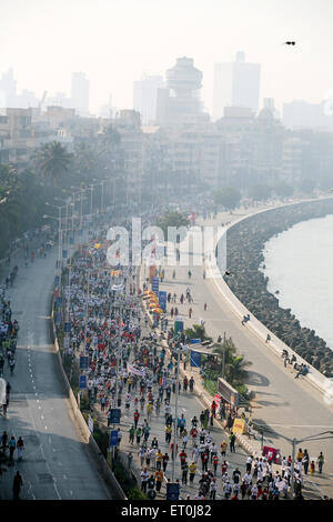 I partecipanti passando dalla regina della collana in Nariman Point durante la maratona di Mumbai evento organizzato Mumbai Foto Stock