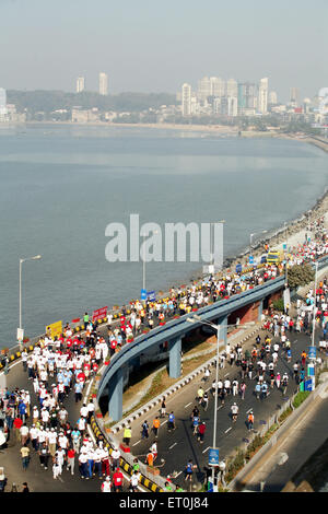 I partecipanti in esecuzione su Charni cavalcavia stradali presso la Queen's collana in Nariman Point ; Mumbai marathon evento organizzato Mumbai Foto Stock