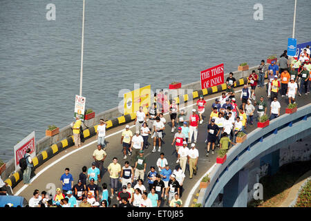 I partecipanti in esecuzione su Charni cavalcavia stradali presso la Queen's collana in Nariman Point ; Mumbai marathon evento organizzato Mumbai Foto Stock