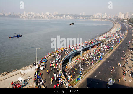 I partecipanti in esecuzione su Charni cavalcavia stradali presso la Queen's collana in Nariman Point ; Mumbai marathon evento organizzato Mumbai Foto Stock